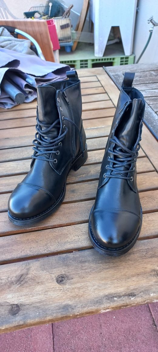 Bota em pele número 41