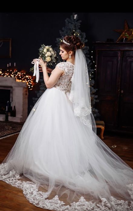 Весільна сукня зі шлейфом + підʼюпник з кільцем в подарунок