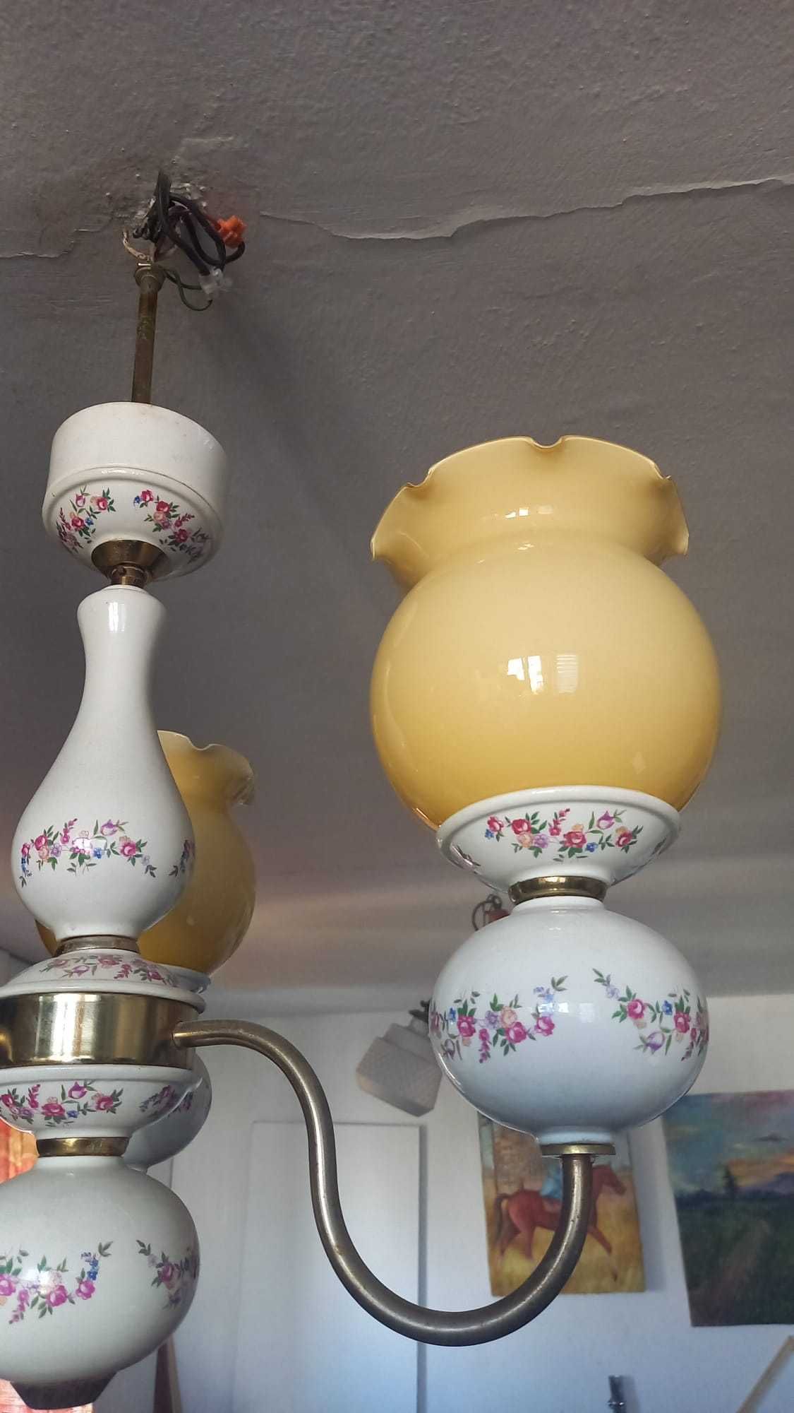 Żyrandol porcelanowy z PRL, sprawny.