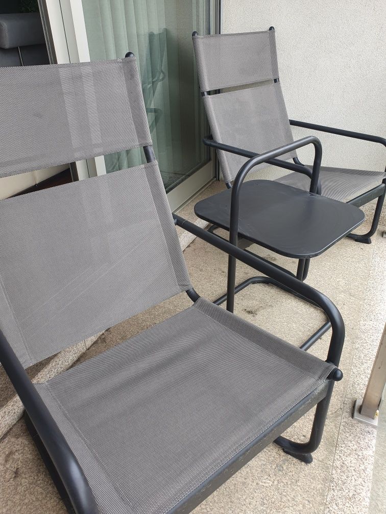 Conjunto exterior – 2 poltronas + mesa de apoio em metal e tecido resi
