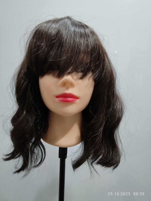Syntetyczna peruka .Włosy półdługie, delikatnie falowane z grzywką.