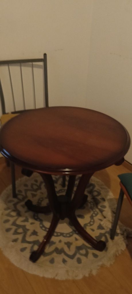 Mesa pequena vintage e cadeiras com almofadas