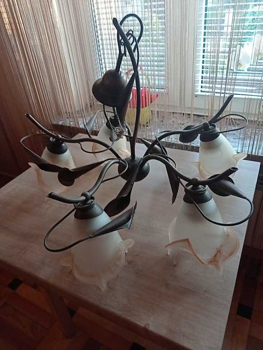 żyrandol i lampka