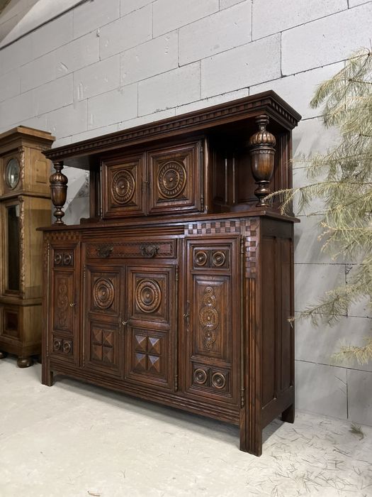 Антикварний дубовий різьблений комод.