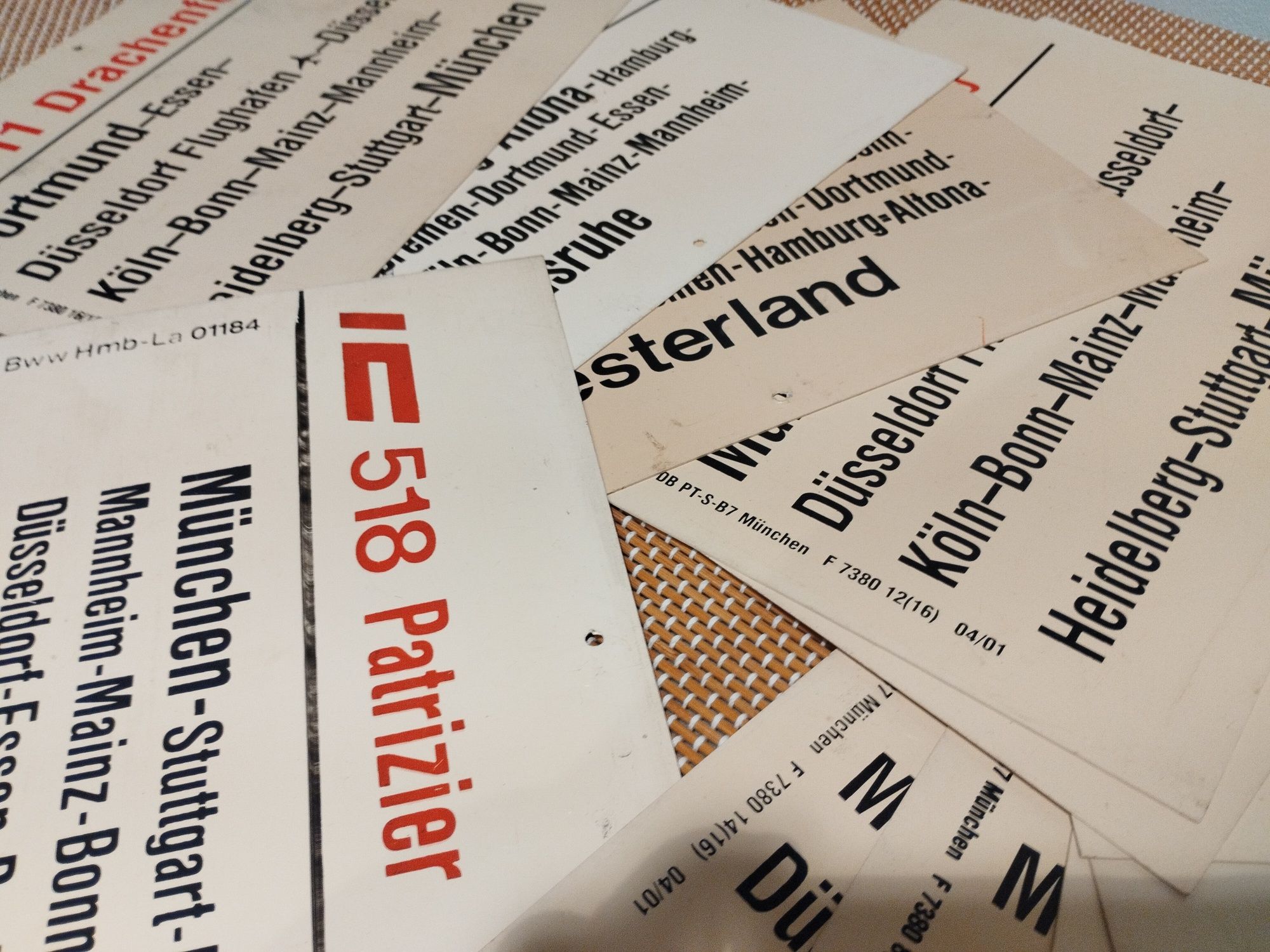 Kolekcjonerskie niemieckie plastikowe tabliczki kolejowe 11 sztuk