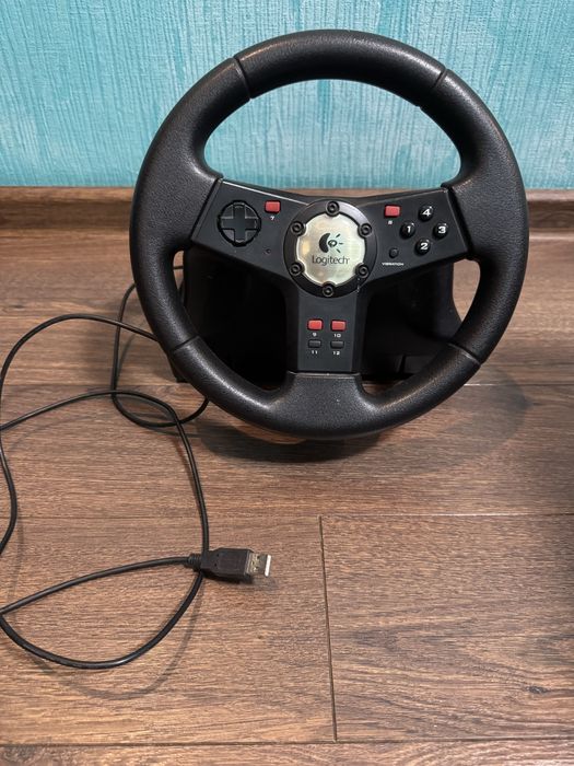 Игровой руль Logitech