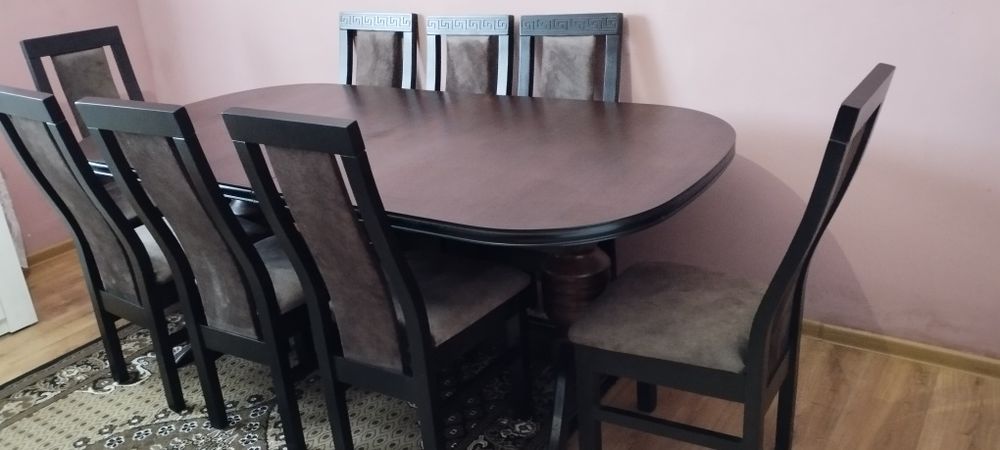 Стіл із натурального дерева