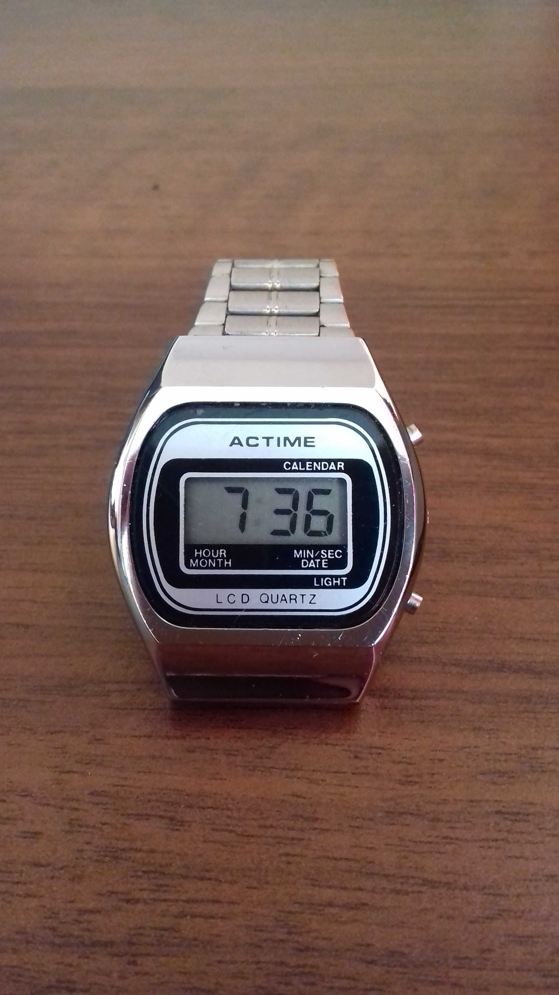 elektroniczny zegarek męski z cyfrowym wyświetlaczem z lat 80-tych