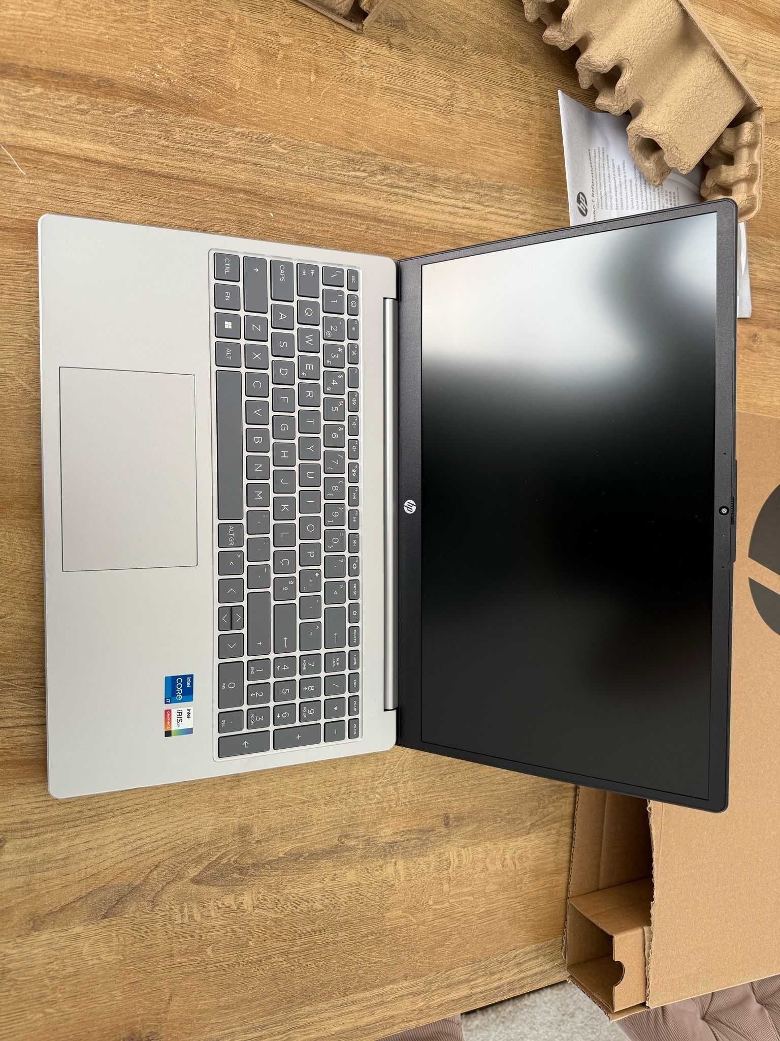 Portátil HP 15 -FD0 1 TB ( INTEL CORE i7 ) nunca usado