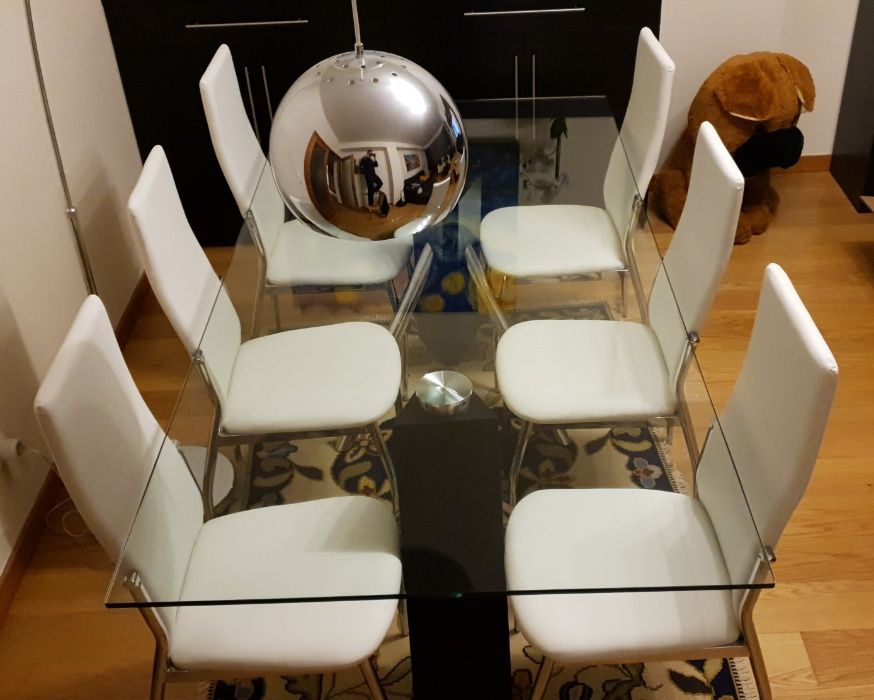 Mesa, cadeiras e candeeiros estilo moderno