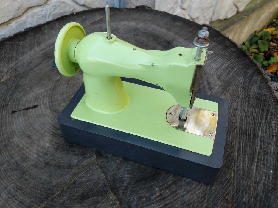 Швейная машина детская, времён СССР (СРСР) шиє.