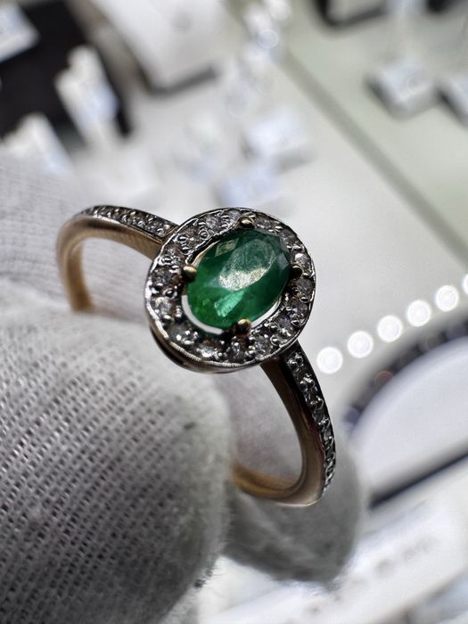 прекрасное золотое кольцо с изумрудом и натуральными бриллиантами