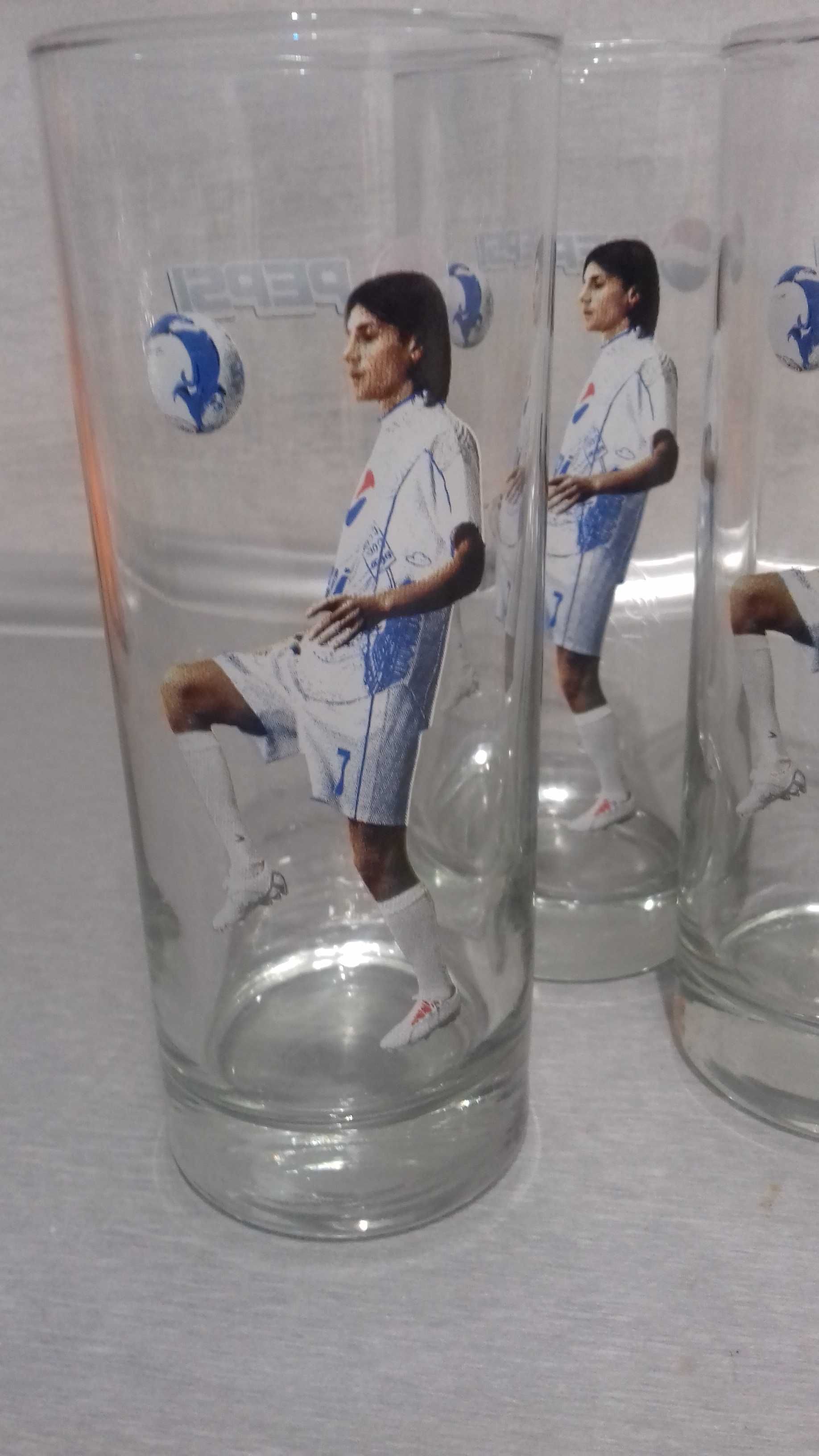6  szklanek  PEPSI z piłkarzem