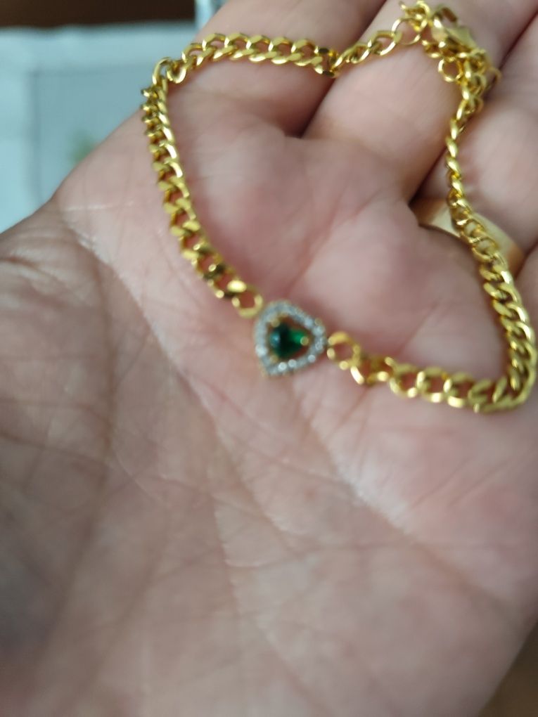 Pulseira dourada com pedra verde