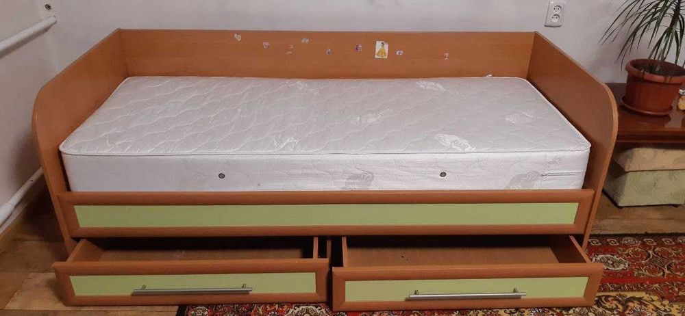 Продам ліжко з матрацом.