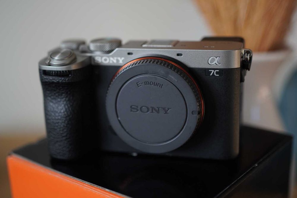 Sony A7C II + dodatkowy akumulator Sony NP-FZ100 + ładowaka Newell