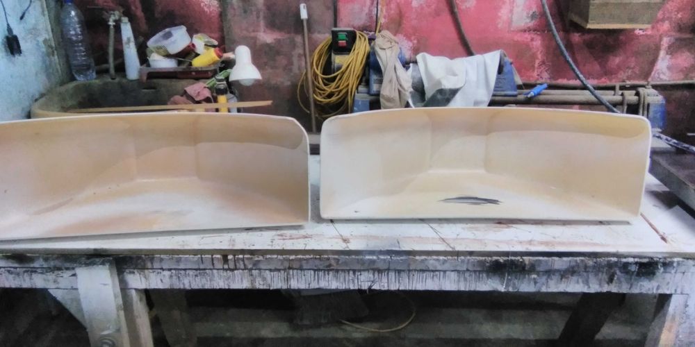 Um par de guarda-lamas em plástico, em bom estado, para atrelados.