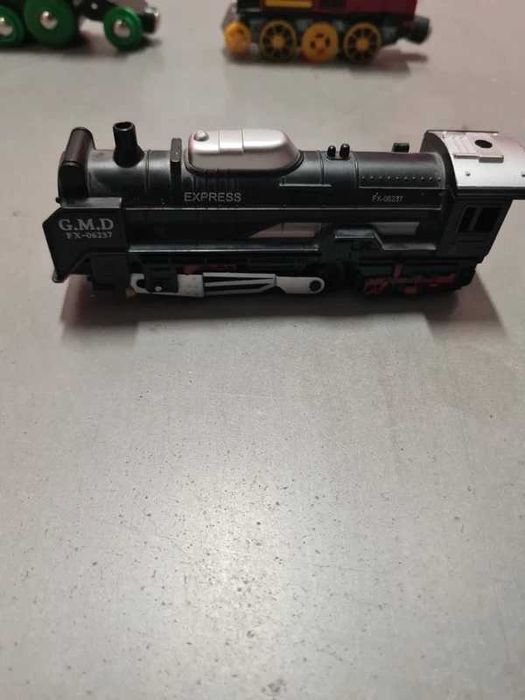 Czarna lokomotywa elektryczna, tory Ikea