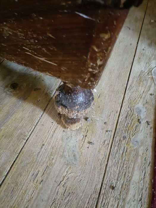 Cómoda muito antiga, toda original, para restaurar.