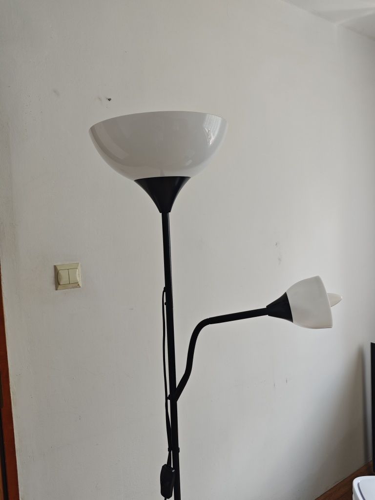 Lampa podłogowa czarno-biała