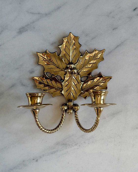 Mosiężny kinkiet ścienny w kształcie liści ostrokrzewu świecznik