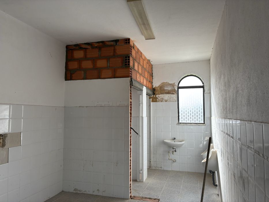 Serviço: remodelação, construção, eletrica, infiltraçao, ladrilho, etc