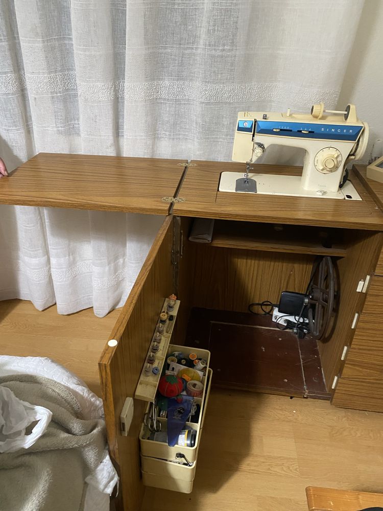 Maquina costura  com pouco uso coze e borda