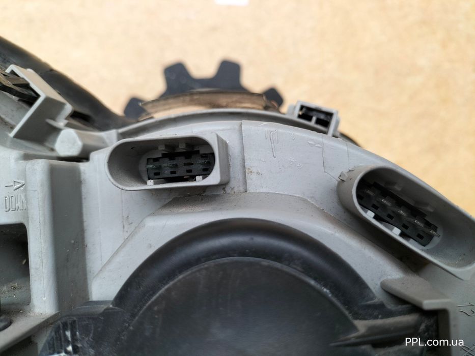 Mercedes C W203 04-07 рестайлинг фара передняя левая Xenon A2038204161