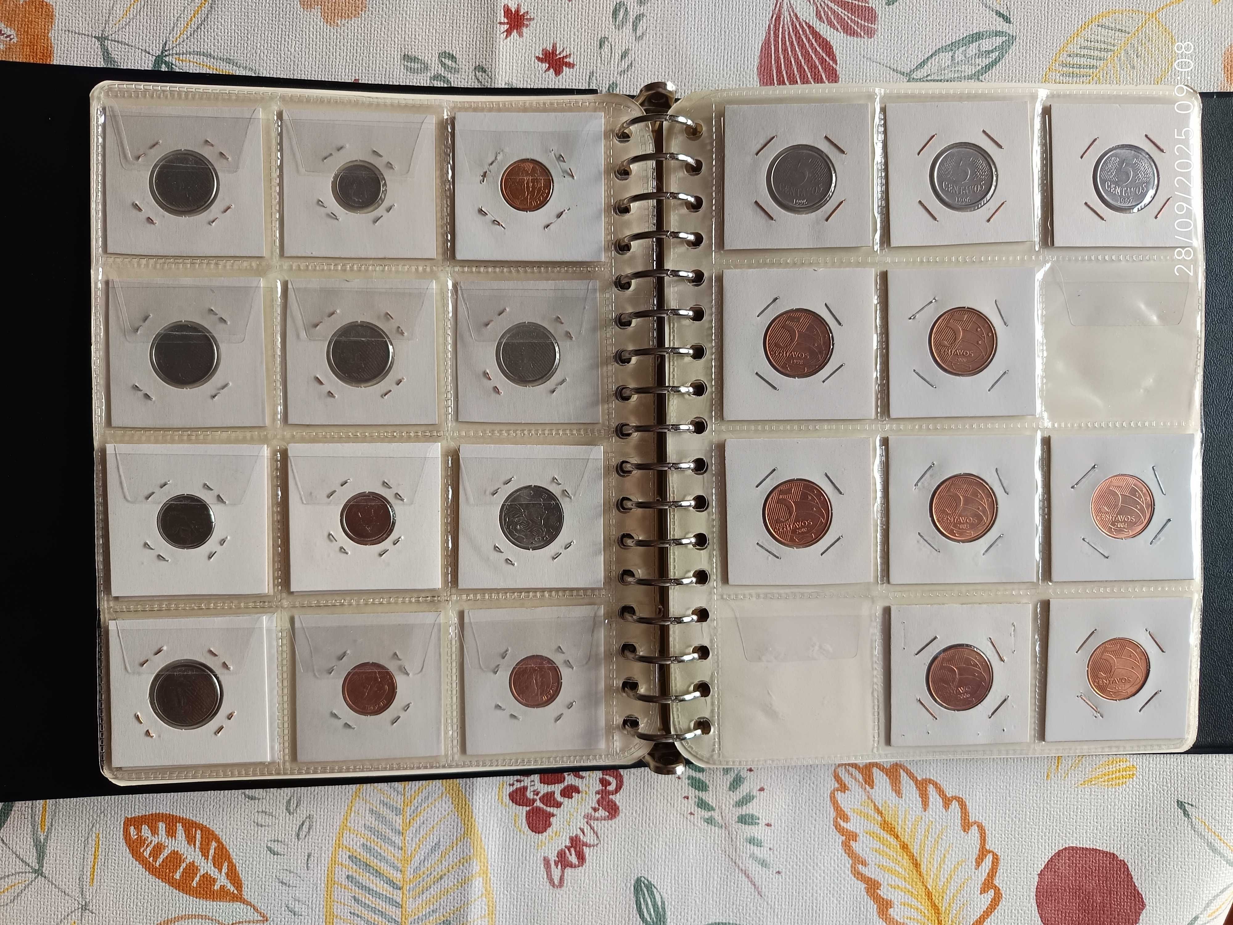 Álbum com Várias Moedas do Brasil