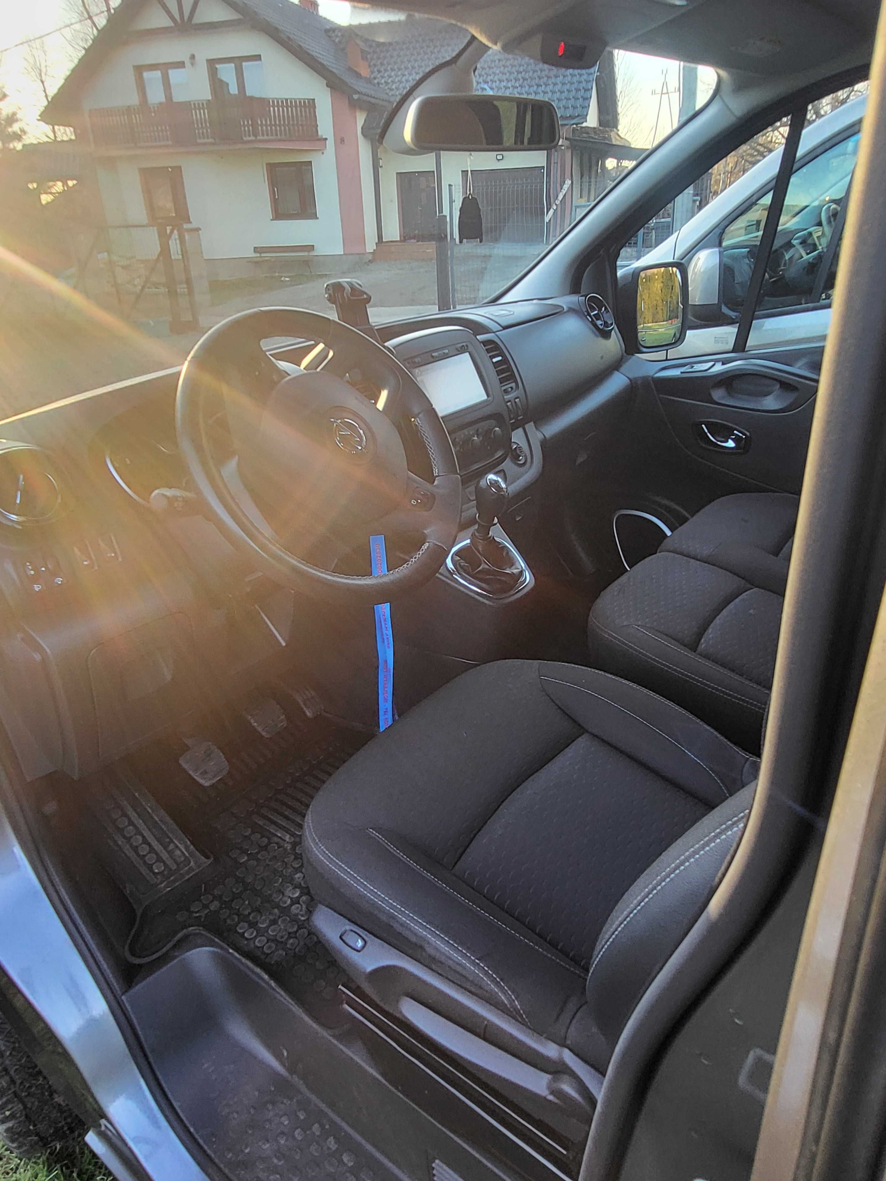 Wynajem Busa Opel Vivaro , Renault Trafic 9 osobowe,