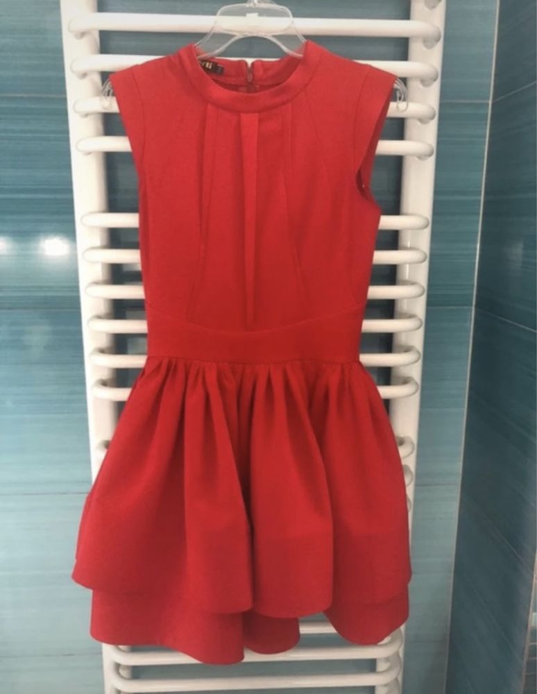 Sukienka czerwona rozkloszowana XS