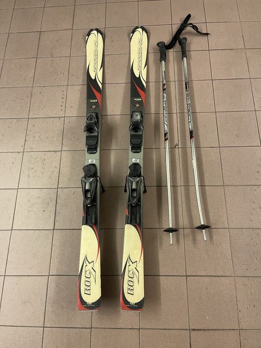 Skis usados Rossignol e Salomon com bastões.