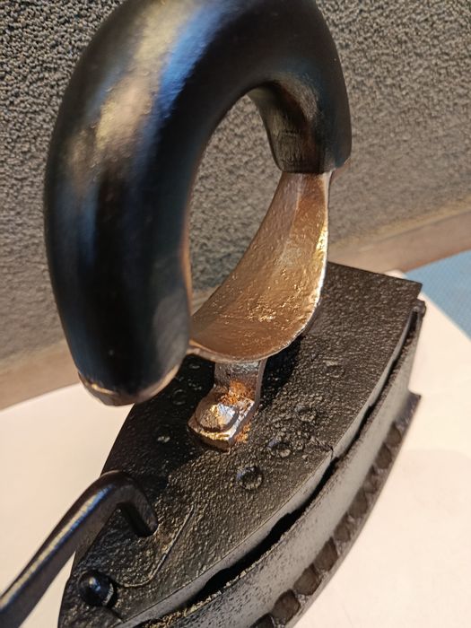 Śliczne stare żeliwne żelazko na węgiel