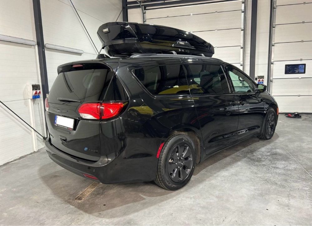 Wynajem 7 os.Chrysler Pacifica S HYBRID Plug in