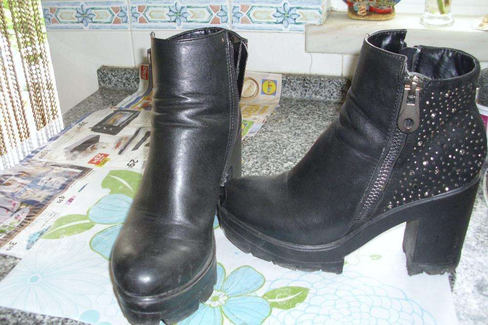 Botas Pretas Modernas de Senhora