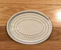 LE CREUSET - Repousa colher (novo, com saco)