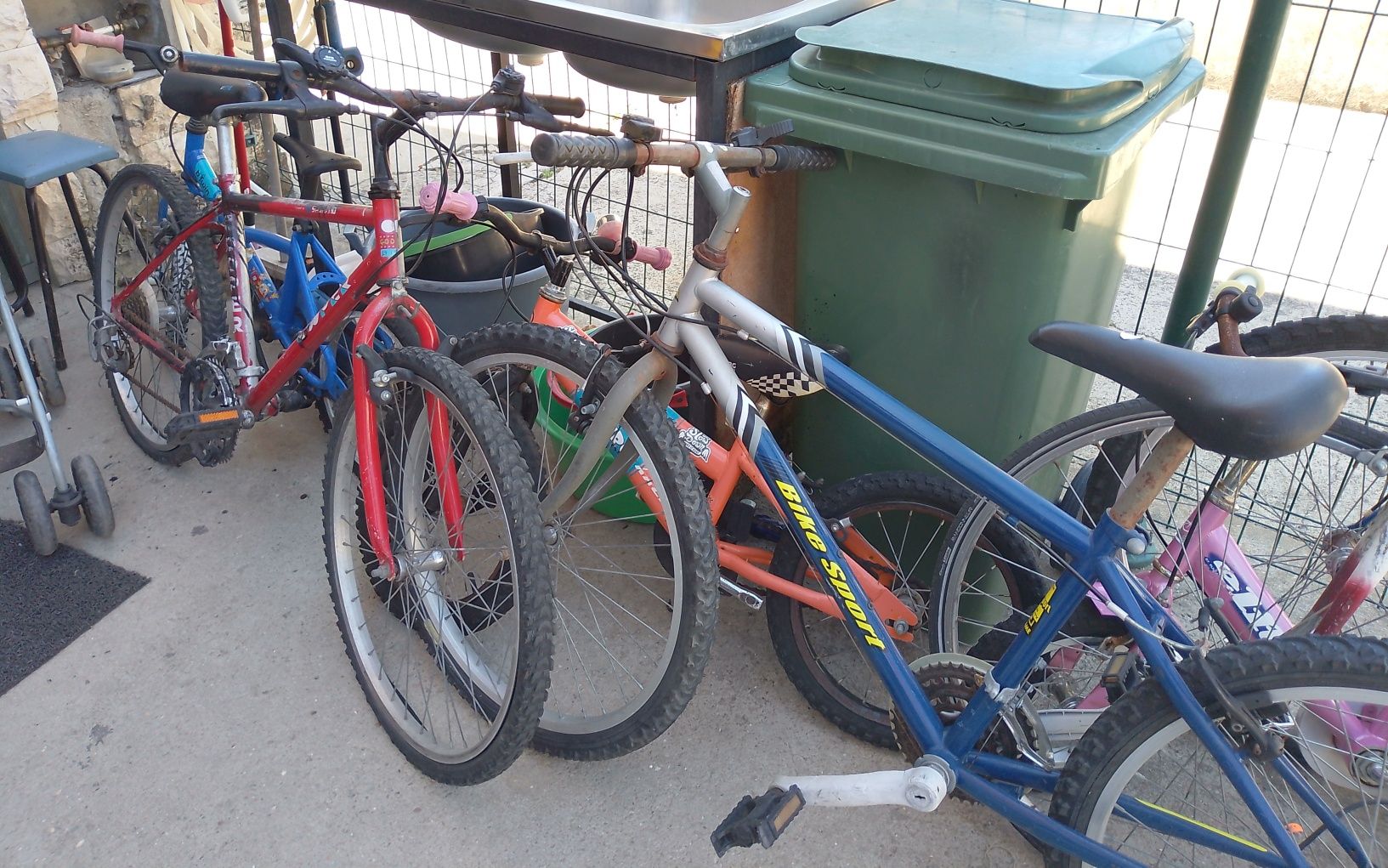 Bicicletas de adulto e criança