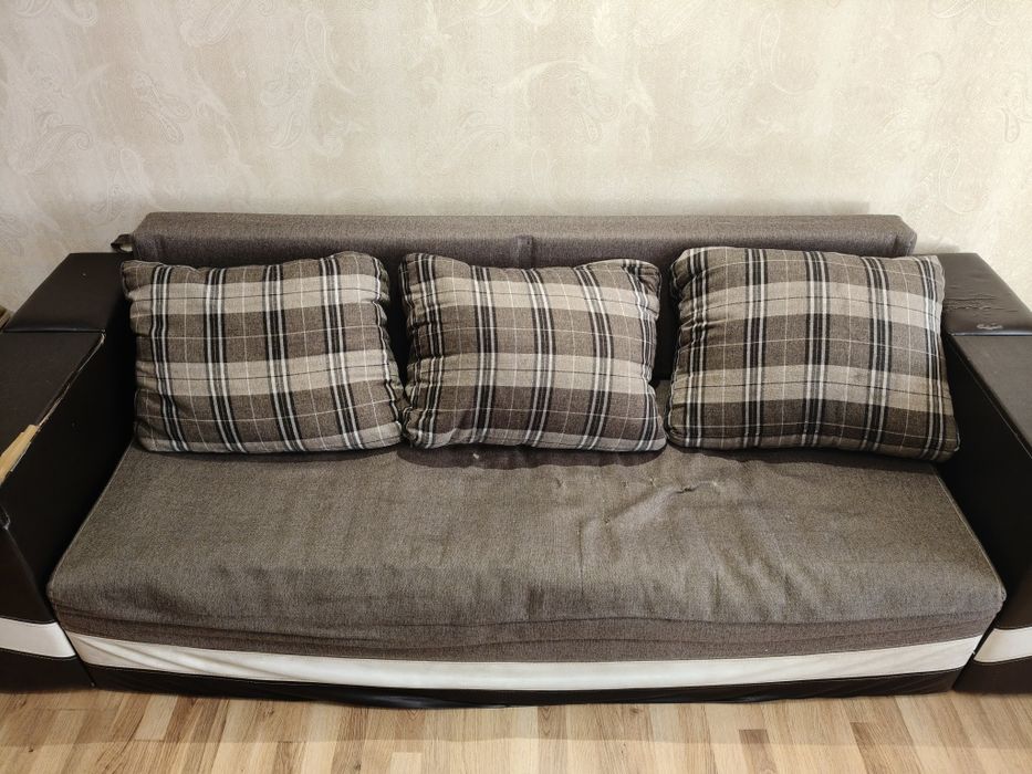Диван б/у потребує відновлення