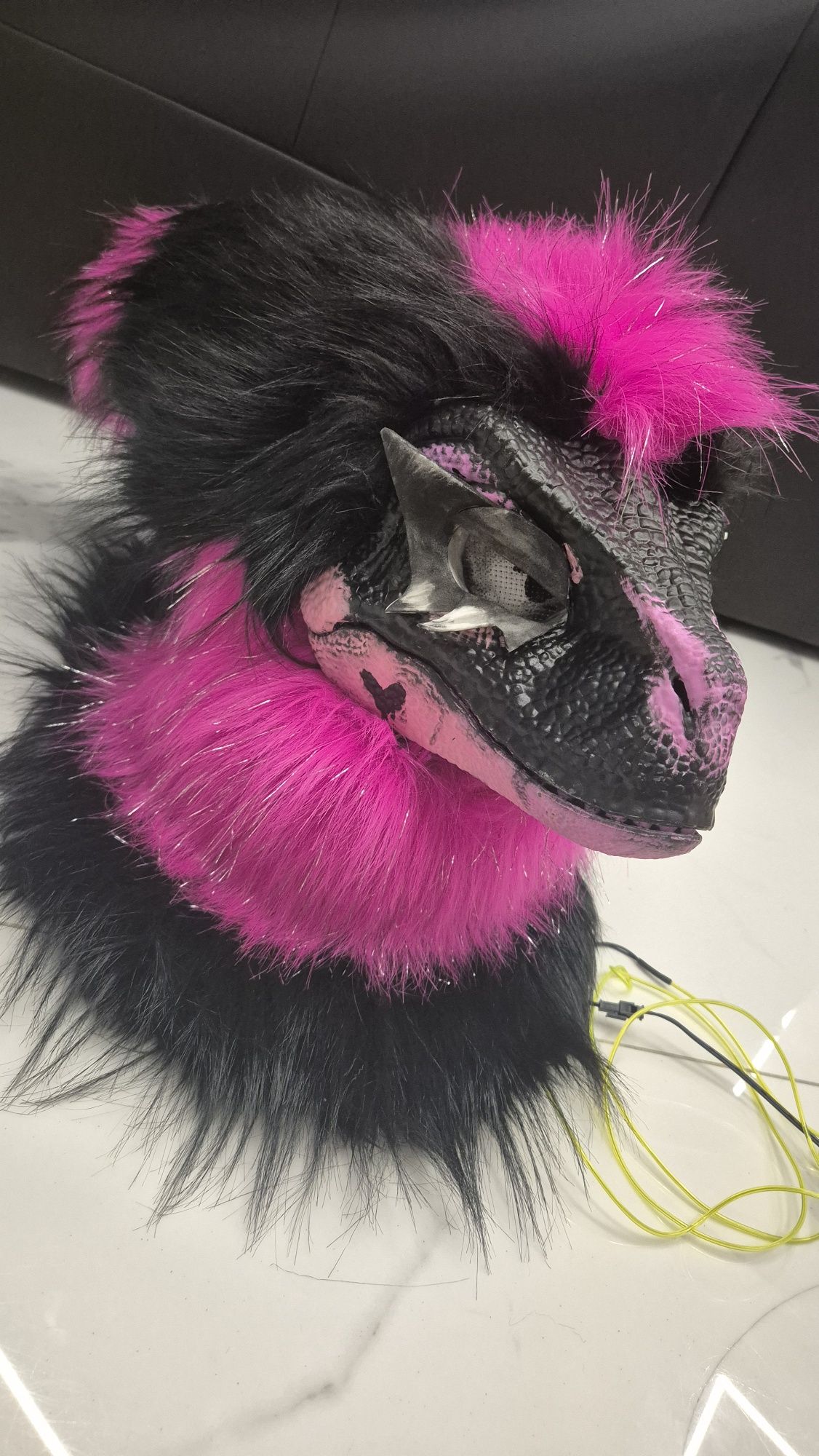 Dino maska z neonowym oświetleniem furry