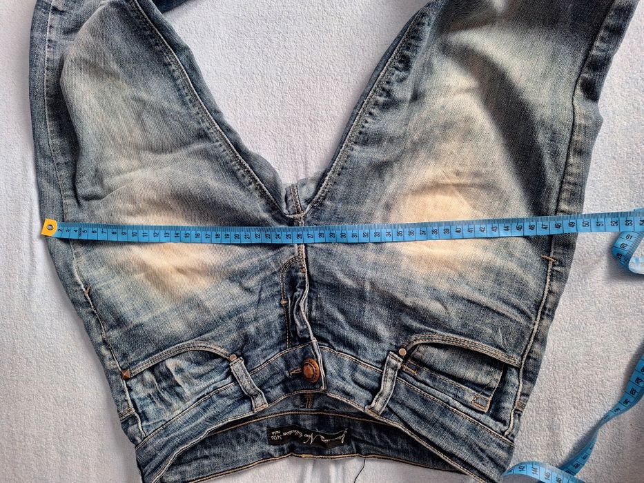 Damska dziewczęce dżinsy z rozdarciami.