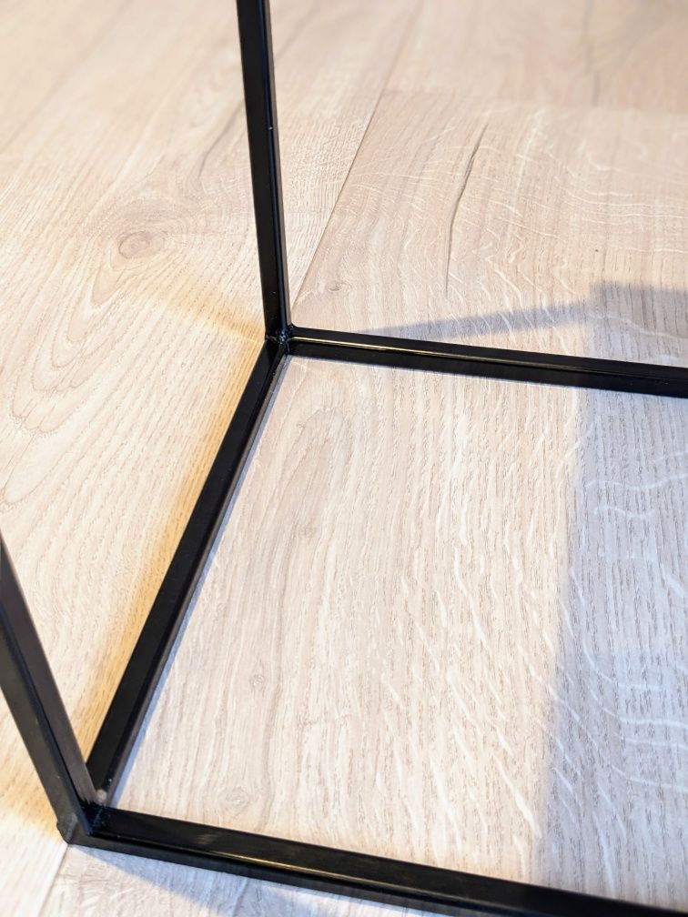 Loftowe, metalowe stoliczki ze spieku kwarcowego calacatta Dekton