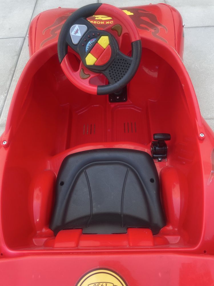 Carro Faisca mCqueen elétrico criança em bom estado
