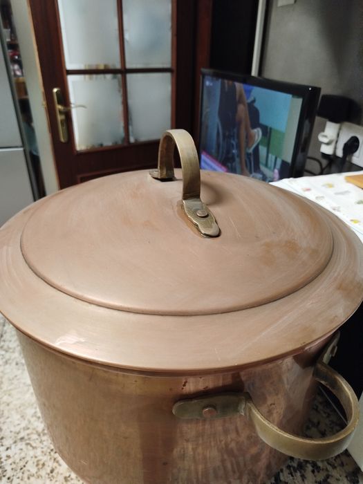 Vendo panela de cobre com 24 cm de altura e 36 cm de largura