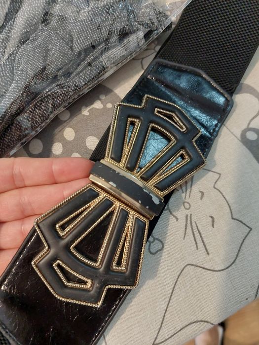 Pasek na szerokiej gumie, ozdobna klamra