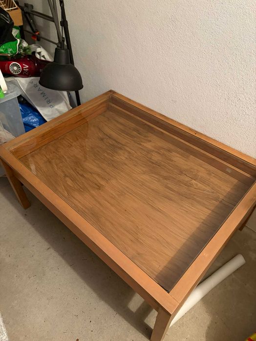 Mesa de centro / apoio em madeira com tampo em vidro e gaveta