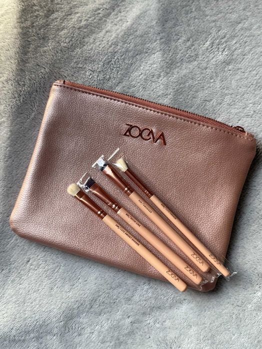 Zestaw pędzli do makijażu z kosmetyczką