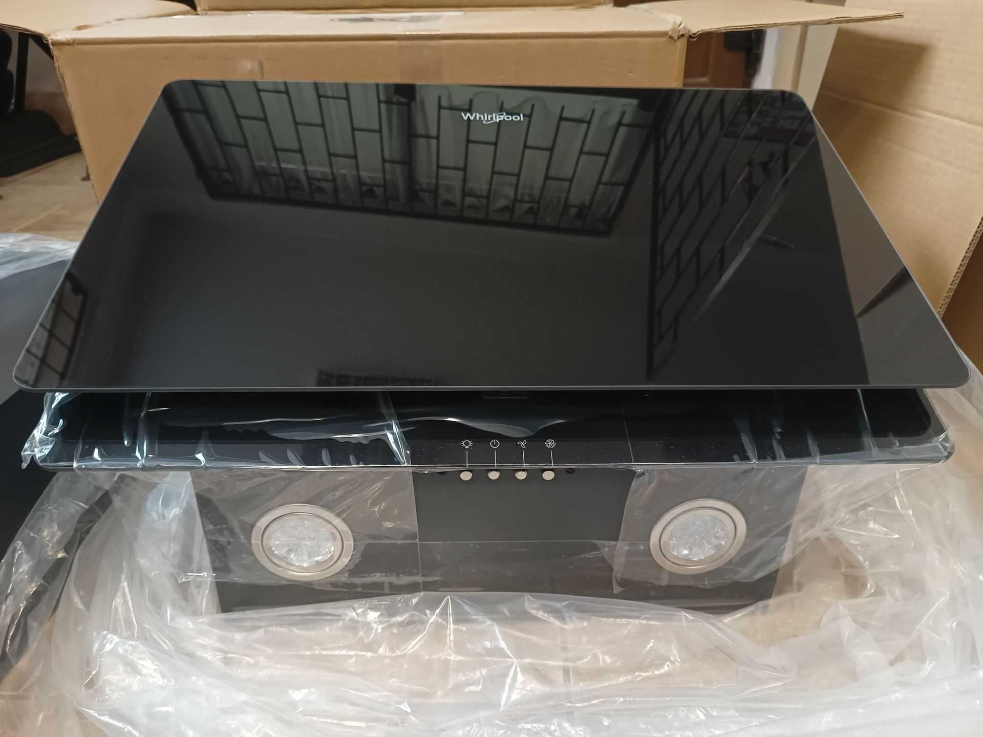 Okap kominowy Whirlpool AKR 65F LM K czarny