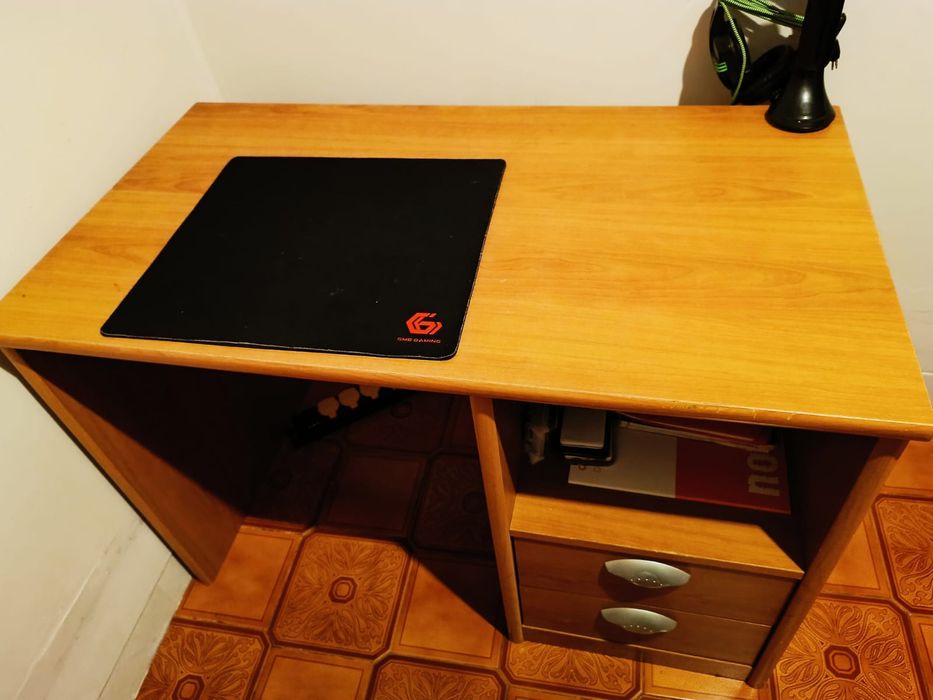 Secretária  bom estado