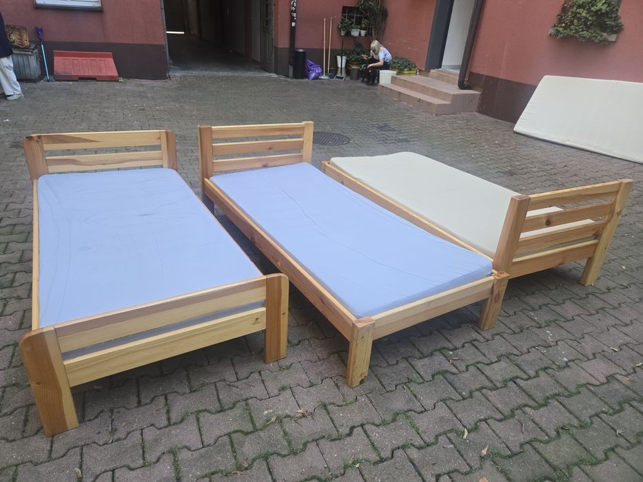 Sprzedam  uzywane łóżka z materacami 90x200