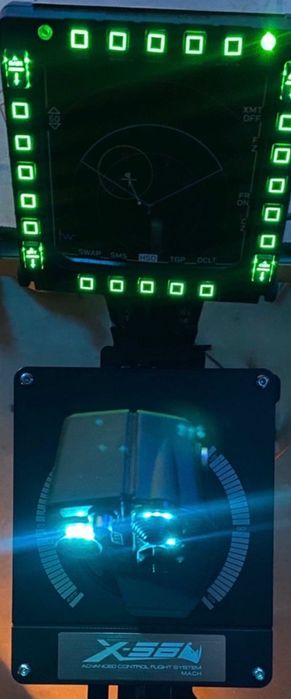 Para venda um Logitech G X56, Thrust Master Cougar MFD e um suporte